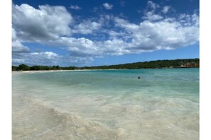 Una playa cerca, sillas reclinables de playa, toallas de playa