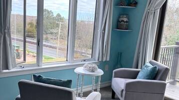 Smart TV, chimenea, futbolito y monitor de computadora