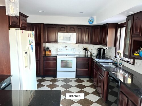 Spacious House for Beach Getaway - Outdoor Shower -Beach Pass Included!