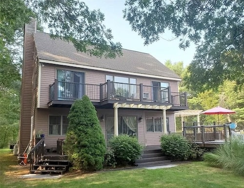 Spacious House for Beach Getaway - Outdoor Shower -Beach Pass Included!