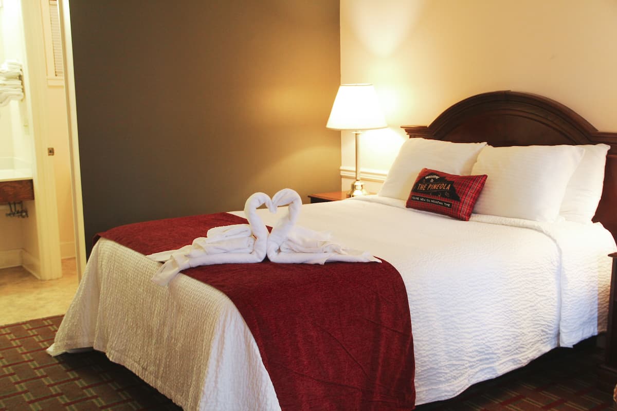 Deluxe Room, 1 Queen Bed | Free WiFi, bed sheets