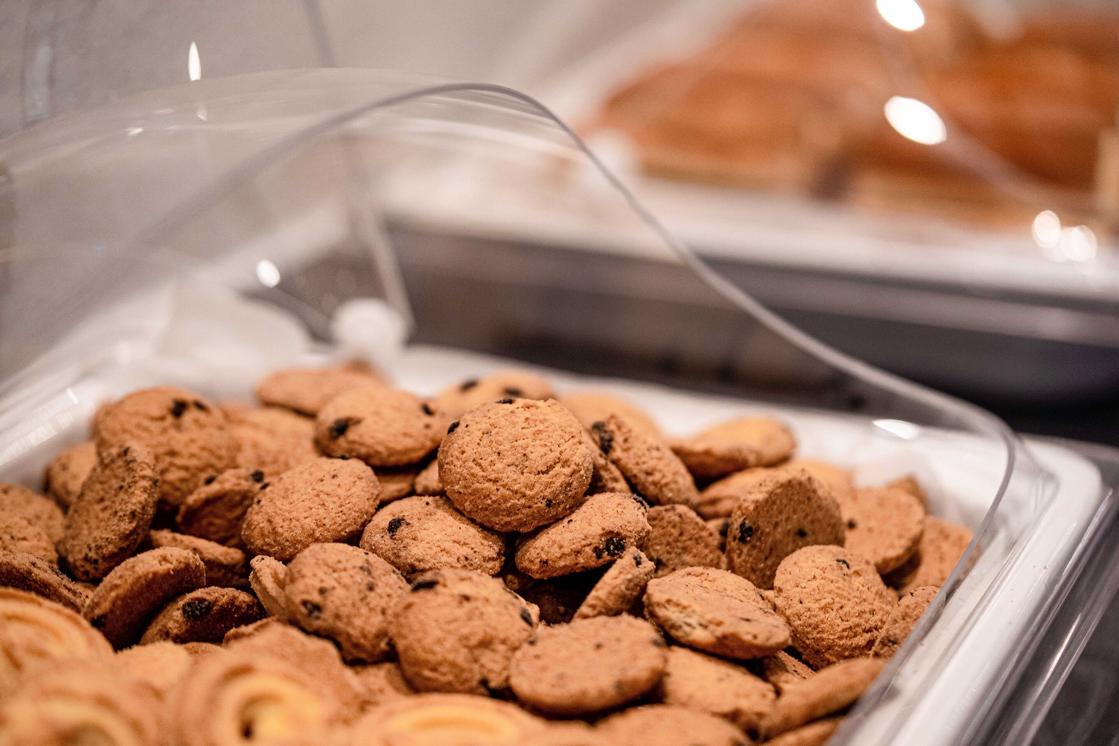 Una vitrina llena de galletas variadas.