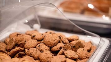 Una vitrina llena de galletas variadas.