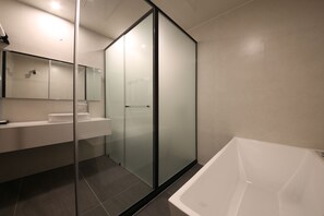 Deluxe Double Room | Bathroom | Hair dryer, bathrobes, slippers, bidet - Zam 101 Hotel (Gimhae)