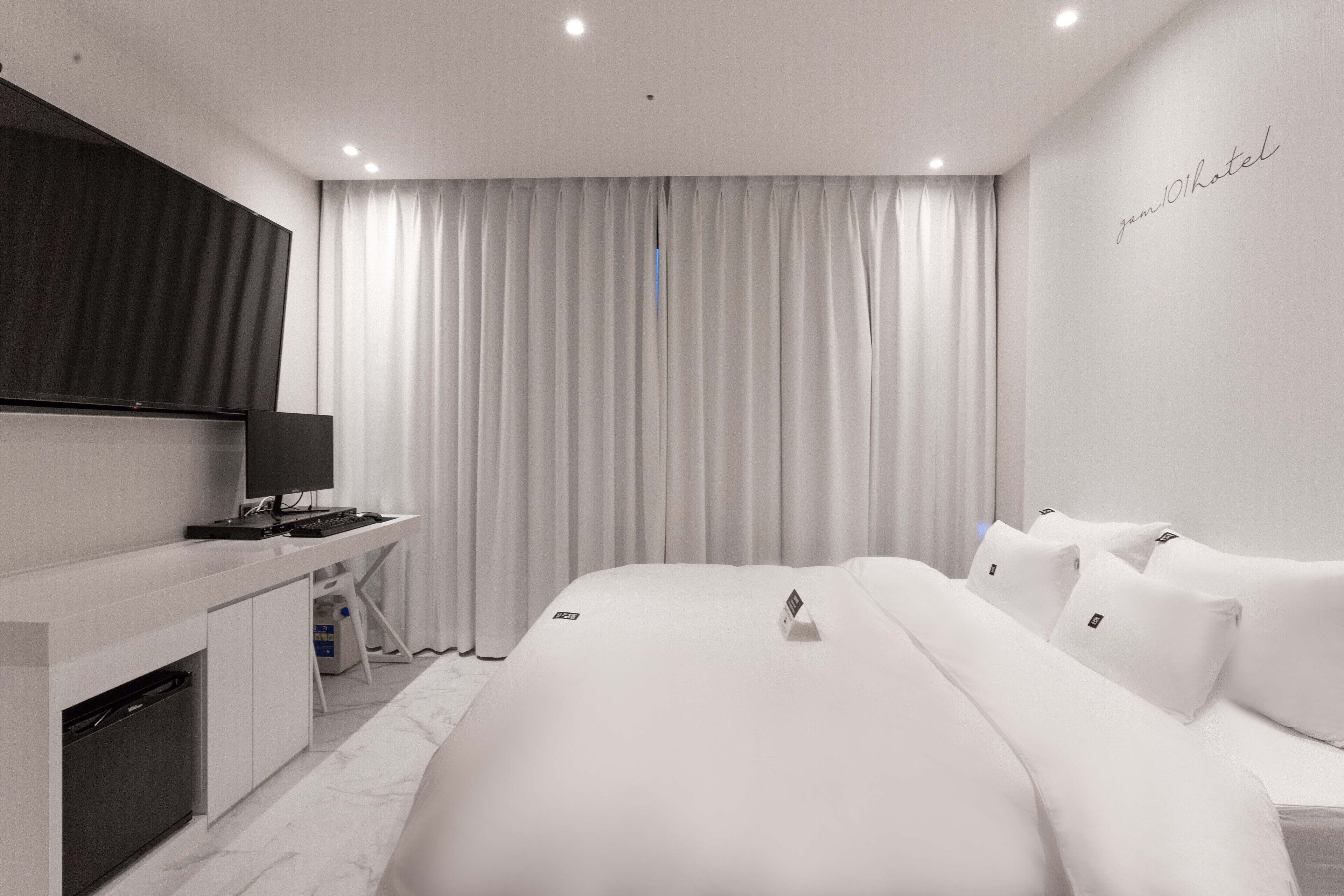 Standard Double Room | Premium bedding, down comforters, memory foam beds, in-room safe