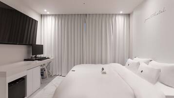 Standard Double Room | Premium bedding, down comforters, memory foam beds, in-room safe