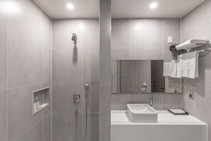 Deluxe Twin Room | Bathroom | Hair dryer, bathrobes, slippers, bidet - Zam 101 Hotel (Gimhae)
