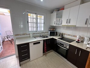 Een koelkast, een magnetron, een oven, een kookplaat