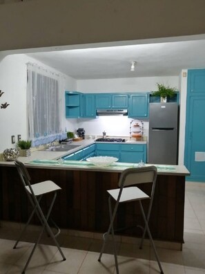 Een microgolfoven, een koffiezetapparaat/waterkoker, een broodrooster