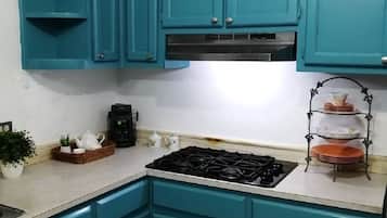 Micro-ondas, cafeteira/chaleira, torradeira, liquidificador