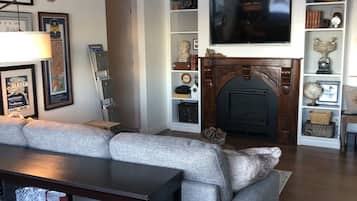 Smart TV, fireplace