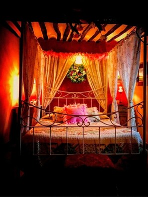 1 bedroom, internet, bed sheets - Romantic getaway to Cuenca at La Quinta de Malú (Valeria)