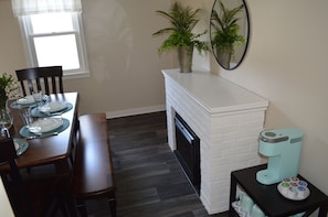 Dining - Charming 2-Bedroom house along city trail 1 mile from Mayo Clinic and downtown. (Rochester)