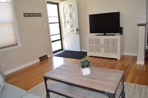 Televisio, takka, DVD-soitin, kirjoja