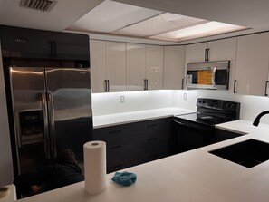 Mikroaaltouuni, uuni, liesi, astianpesukone