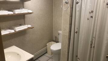 Een douche, een haardroger, handdoeken, zeep