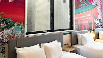 Familjerum för fyra | Värdeförvaringsskåp på rummet, skrivbord och strykjärn/strykbräda