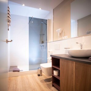 Secador de pelo, toallas, jabón, papel higiénico