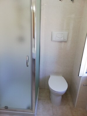 SĂšche-cheveux, bidet, savon, papier toilette