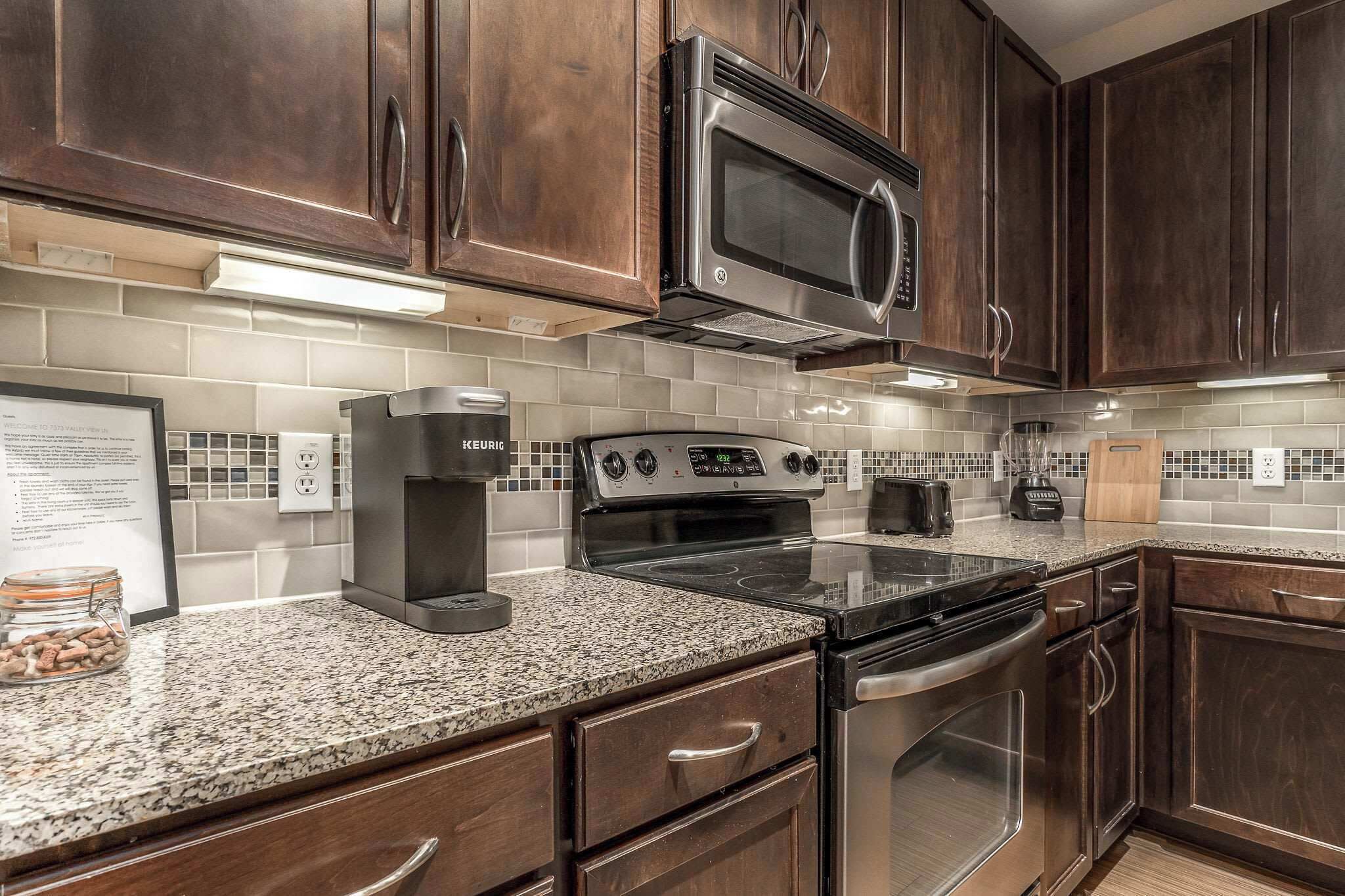 Een koelkast, een magnetron, een oven, een kookplaat