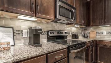 Een koelkast, een magnetron, een oven, een kookplaat