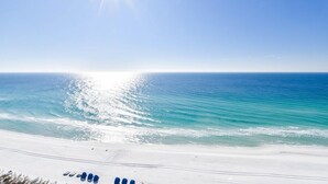 A beach with a clear sky and the sun shining on the ocean. - 🦩Book Me Baby! Amazing Views ~ Two King Suites ~ Chasin' The Blues Away 🦩 (Destin)