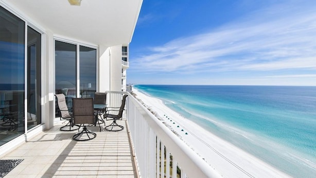 A balcony with a view of a beach and ocean. - 🦩Book Me Baby! Amazing Views ~ Two King Suites ~ Chasin' The Blues Away 🦩 (Destin)