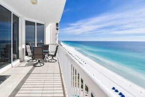 A balcony with a view of a beach and ocean. - 🦩Book Me Baby! Amazing Views ~ Two King Suites ~ Chasin' The Blues Away 🦩 (Destin)