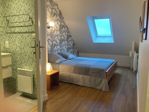 3 makuuhuonetta, silitysrauta/-lauta, ilmainen Wi-Fi, vuodevaatteet