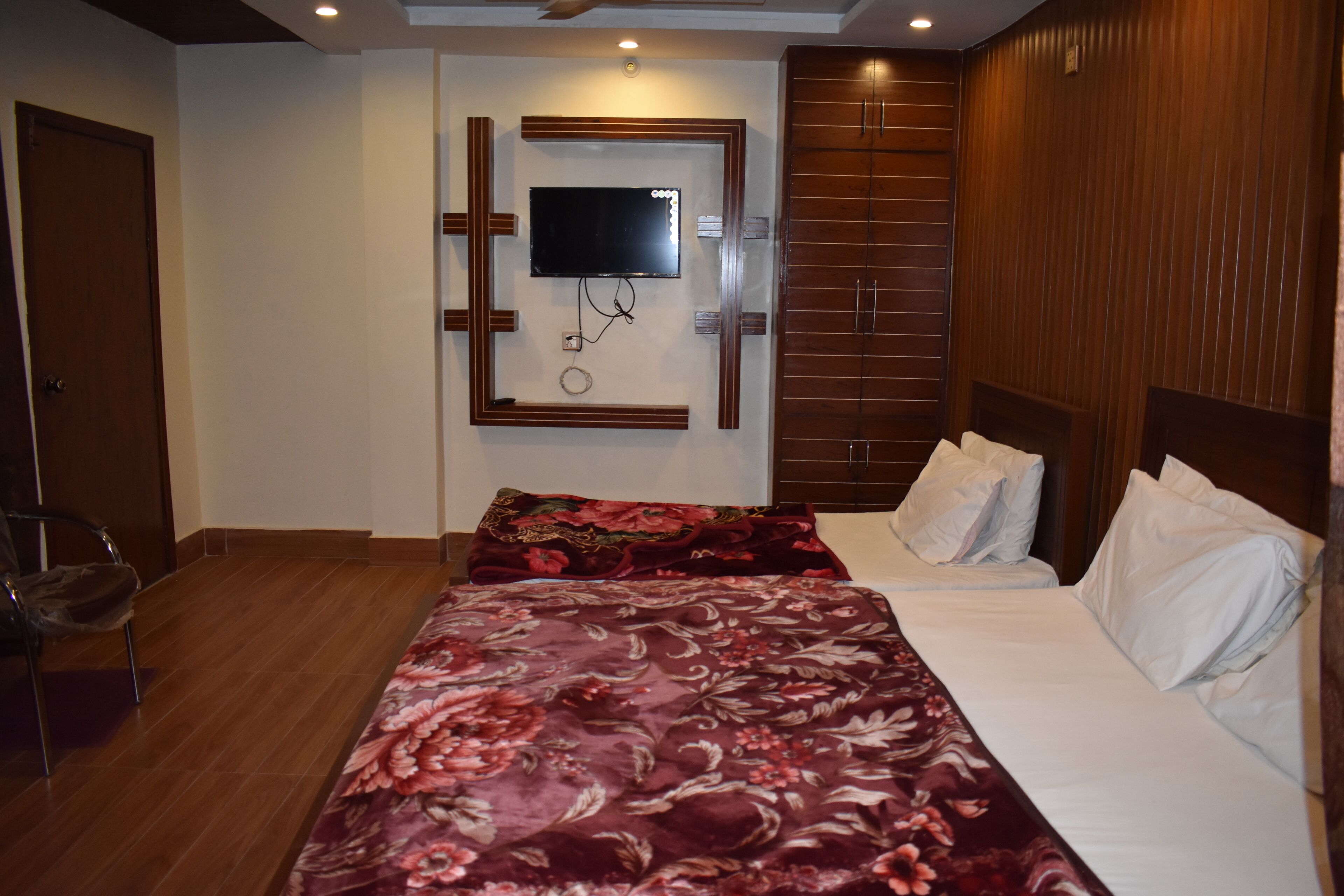 Suite Room | Desk, laptop workspace, free WiFi, bed sheets