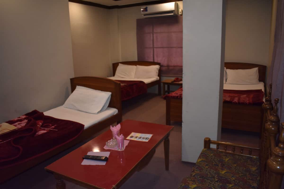 Deluxe Room | Desk, laptop workspace, free WiFi, bed sheets