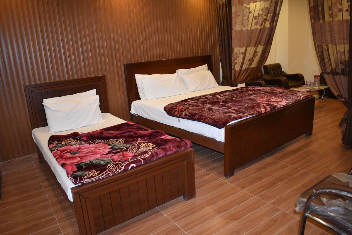 Suite Room | Desk, laptop workspace, free WiFi, bed sheets