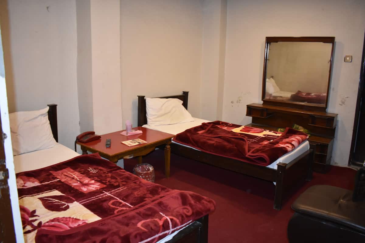 Twin Room | Desk, laptop workspace, free WiFi, bed sheets