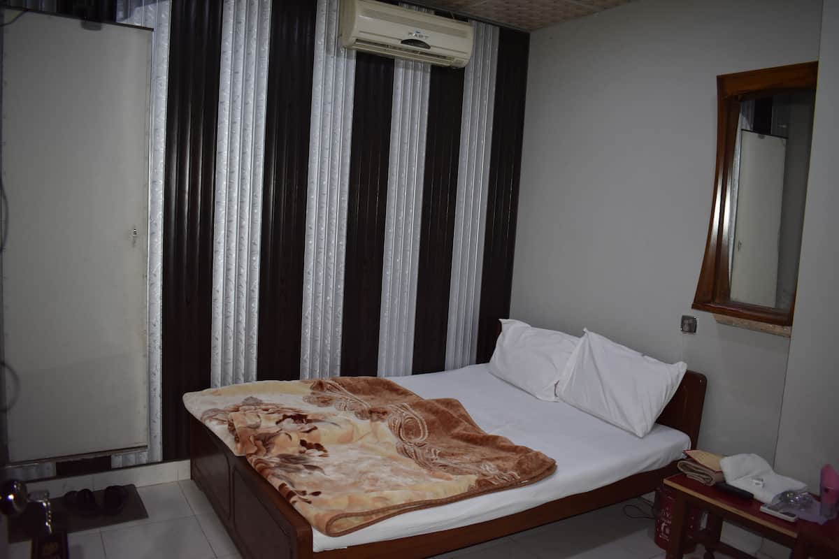 Master Room | Desk, laptop workspace, free WiFi, bed sheets