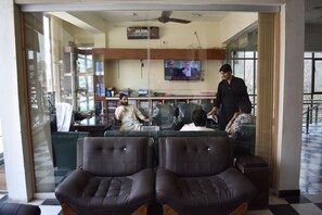 Lobby sitting area - Hotel Ante Para (Rawalpindi)
