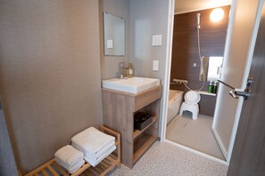 Bañera y ducha independientes y artículos de higiene personal ecológicos