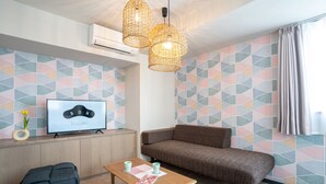 A modern living room with a sofa, a TV, and a wooden table. - BON Kyoto Kiyomizu (Kyoto)