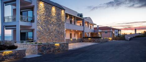 Fachada de la propiedad por la tarde o noche