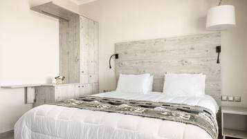 Deluxe Studio Suite | In-room safe, desk, laptop workspace, soundproofing