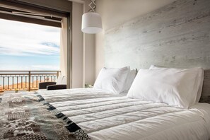 In-room safe, desk, laptop workspace, soundproofing - Royalty Suites Loft (Sithonia)