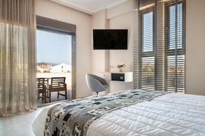 In-room safe, desk, laptop workspace, soundproofing - Royalty Suites Loft (Sithonia)