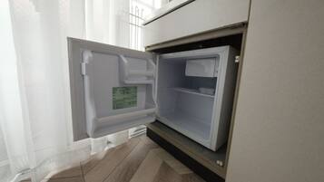 Apartment, Non Smoking | Private kitchenette | Fridge, microwave, cookware/dishes/utensils