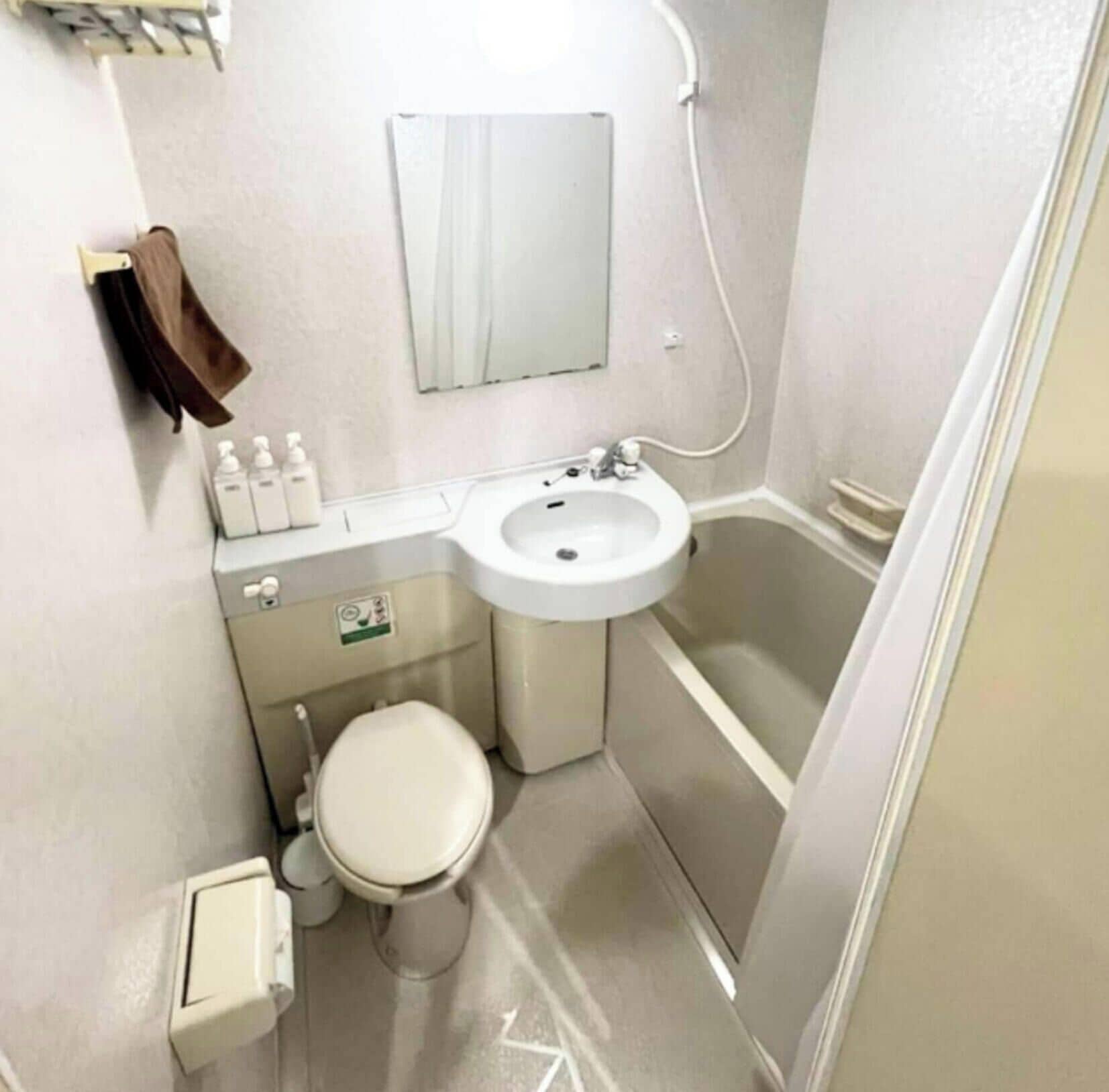 Basic Apartment, Non Smoking | Bathroom | Combined shower/tub, free toiletries, hair dryer, towels
