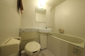 Appartement, niet-roken | Badkamer | Een bad/douchecombinatie, gratis toiletartikelen, een haardroger