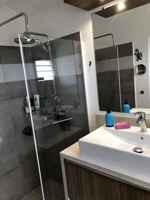 Shower, hair dryer, towels, soap - Villa Kazami with pool and sea view (Vieux-Habitants)