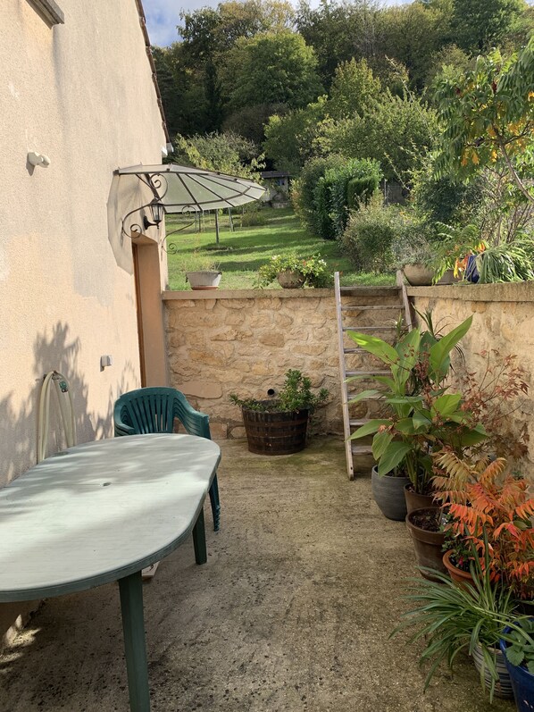 Outdoor dining - ☆ House 72m2 / Garage and garden / Downtown ☆ (Pont-Sainte-Maxence)