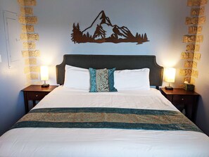 2 bedrooms, desk, iron/ironing board, WiFi - King Beds, Full Kitchen, Private Pool Table, 8 min walk to Beach, Pet Friendly (Ocean Shores)