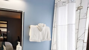 Ein Badezimmer mit Toilette, Waschbecken und Dusche.