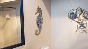 Een bad/douchecombinatie, een haardroger, handdoeken