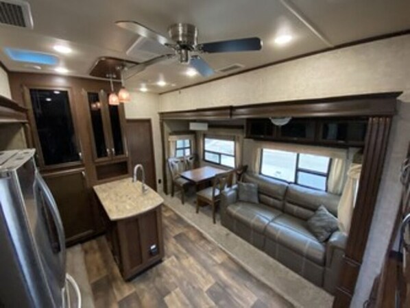 Smart-TV, Kamin, DVD-Player, Stereoanlage